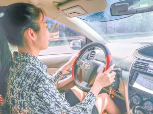 Học lái xe oto hạng B2 đang được nhiều người quan tâm